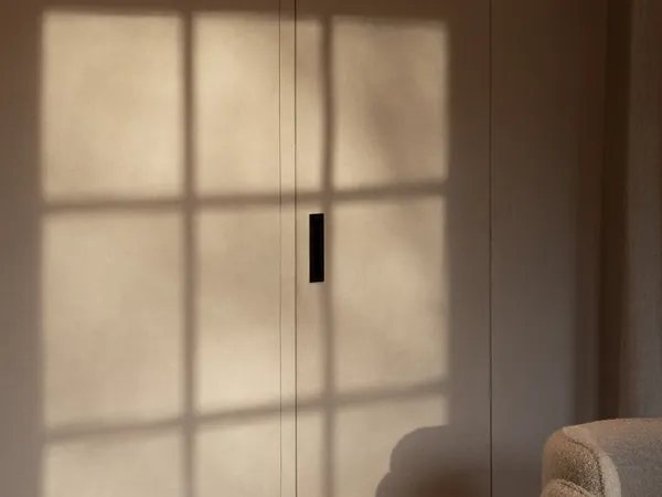Warme kalkafwerking op een wand met een vlakke binnendeur in dezelfde tint