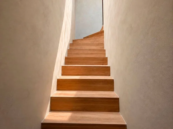 Traphal met decoratief afgewerkte wanden en een eikenhouten trap
