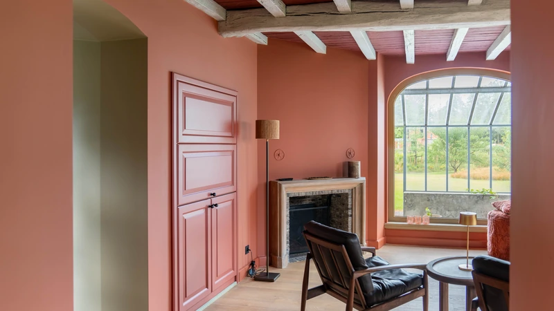 De ruimte na uitvoering: wanden, plafond, deuren en inbouwkasten in terracotta geschilderd