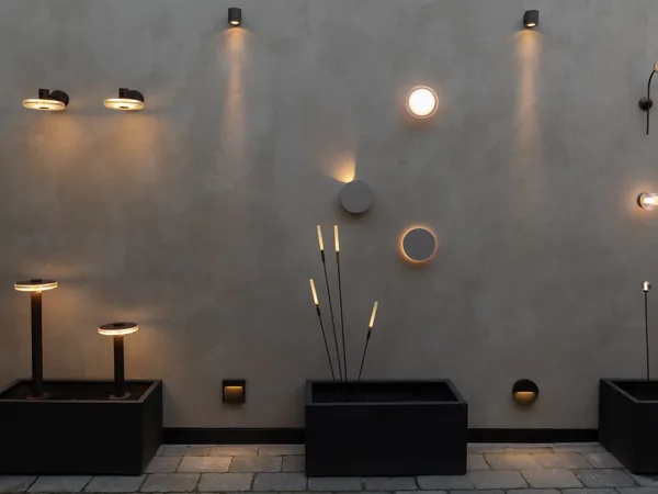 Wand met decoratieve structuurafwerking en ingebouwde verlichting